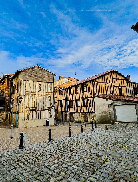Maisons à colombages autour d'une place pavée, secteur d'intervention DiagEssentiel